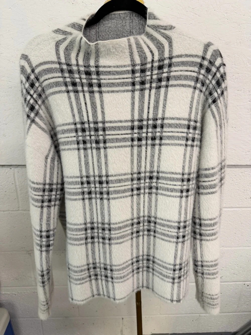 Tahari Cozy Cream & Gray Plaid Knit Sweater - Picture 5 of 6